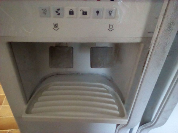 gouttière du frigo blanc